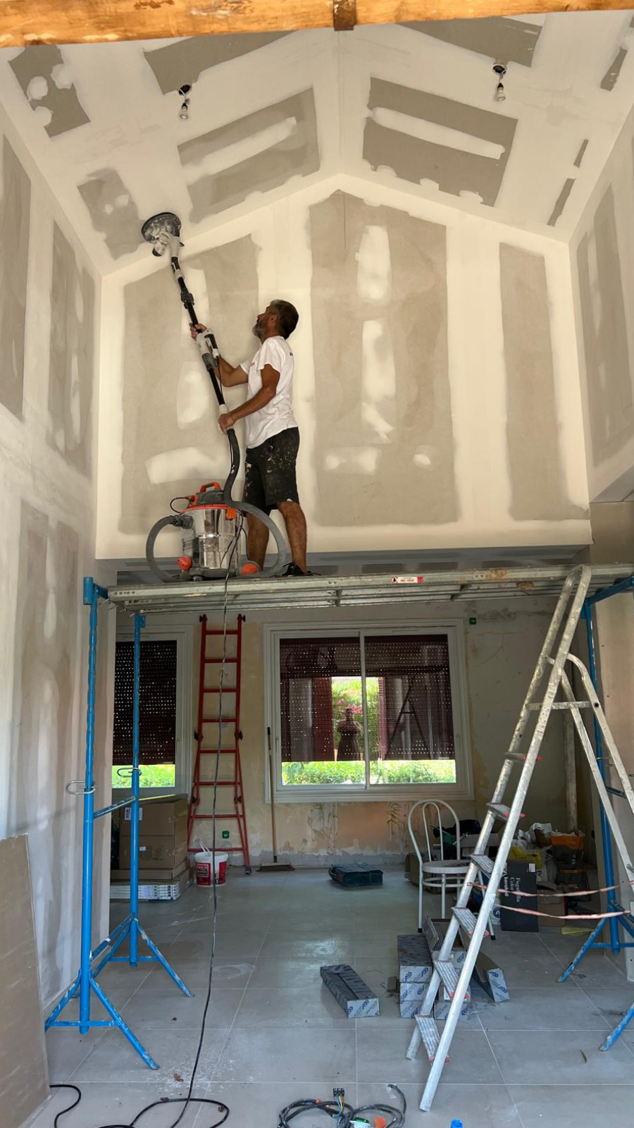 Rénovation salle de bain Six-Fours, pose du carrelage