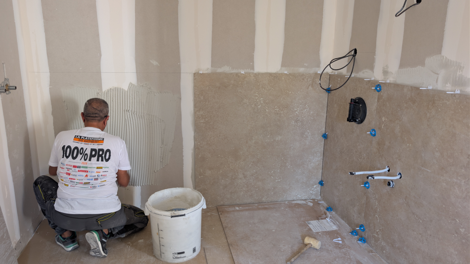 Rénovation salle de bain Six-Fours, pose du carrelage