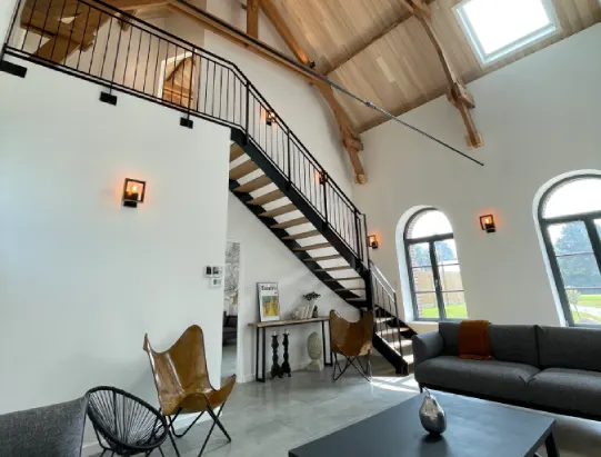 Intérieur rénové avec mezzanine et charpente apparente par DIATONI Bâtiment, artisan maçon dans le Var