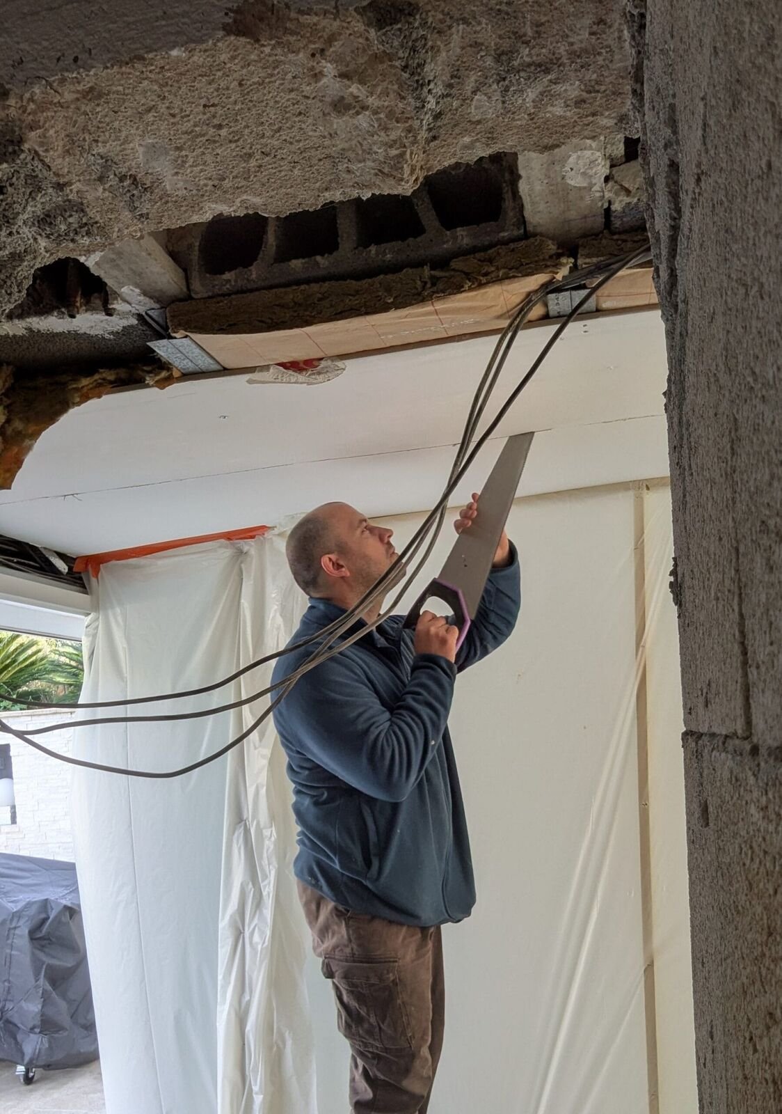 Roman Heretynski, artisan maçon compagnon du devoir, sur un chantier à Six-Fours-les-Plages